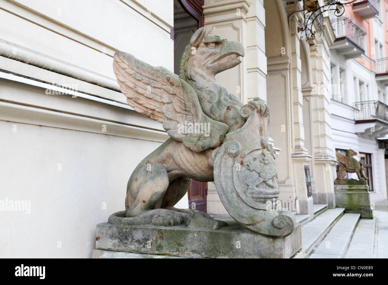 Sculpture de l'oiseau mythique à l'entrée de l'immeuble Banque D'Images