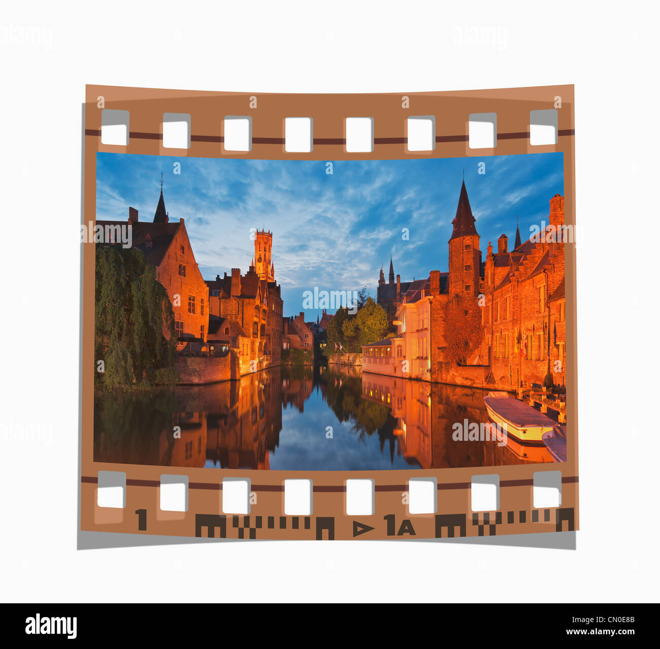 Film fixe : Vue de Rozenhoedkaai via la rivière Reie à beffroi, Bruges, Belgique, Europe Banque D'Images
