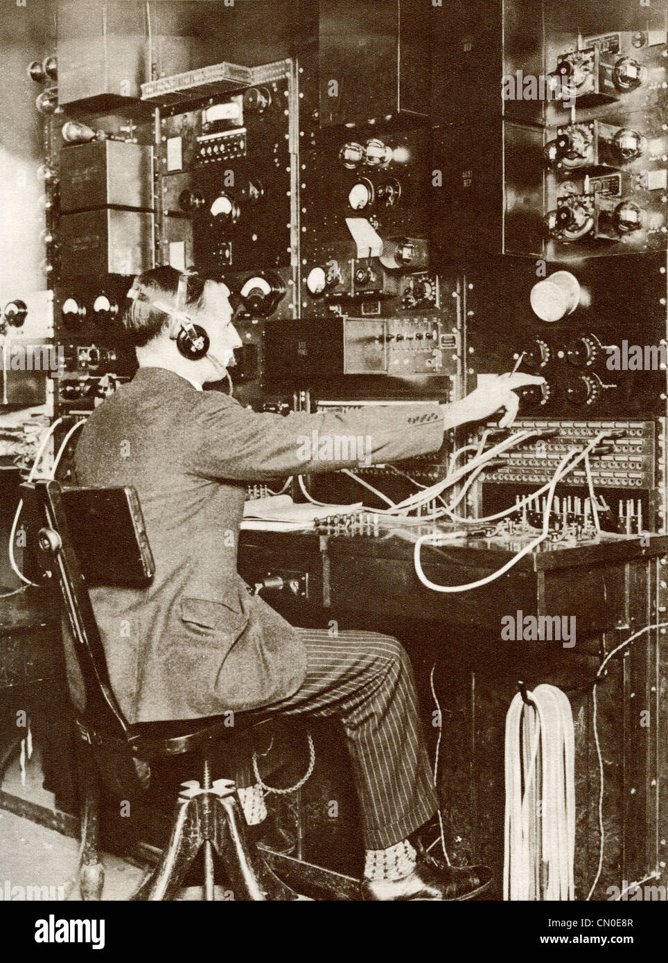 Un standardiste parlant anglais en Amérique par radio téléphone pour la première fois en 1926. Banque D'Images