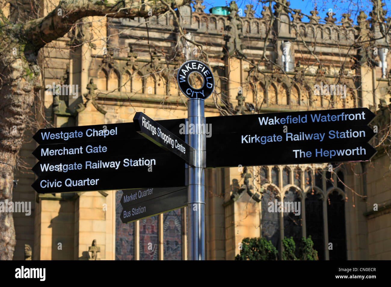 Metal fingerpost en dehors de Wakefield, Wakefield Cathedral, West Yorkshire, Angleterre, Royaume-Uni. Banque D'Images