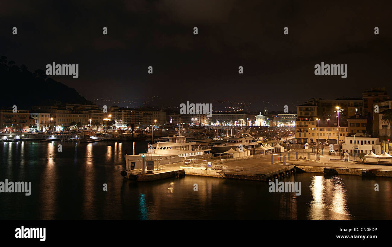 Le port de Nice, de nuit, pris d'un ferry-boat Banque D'Images