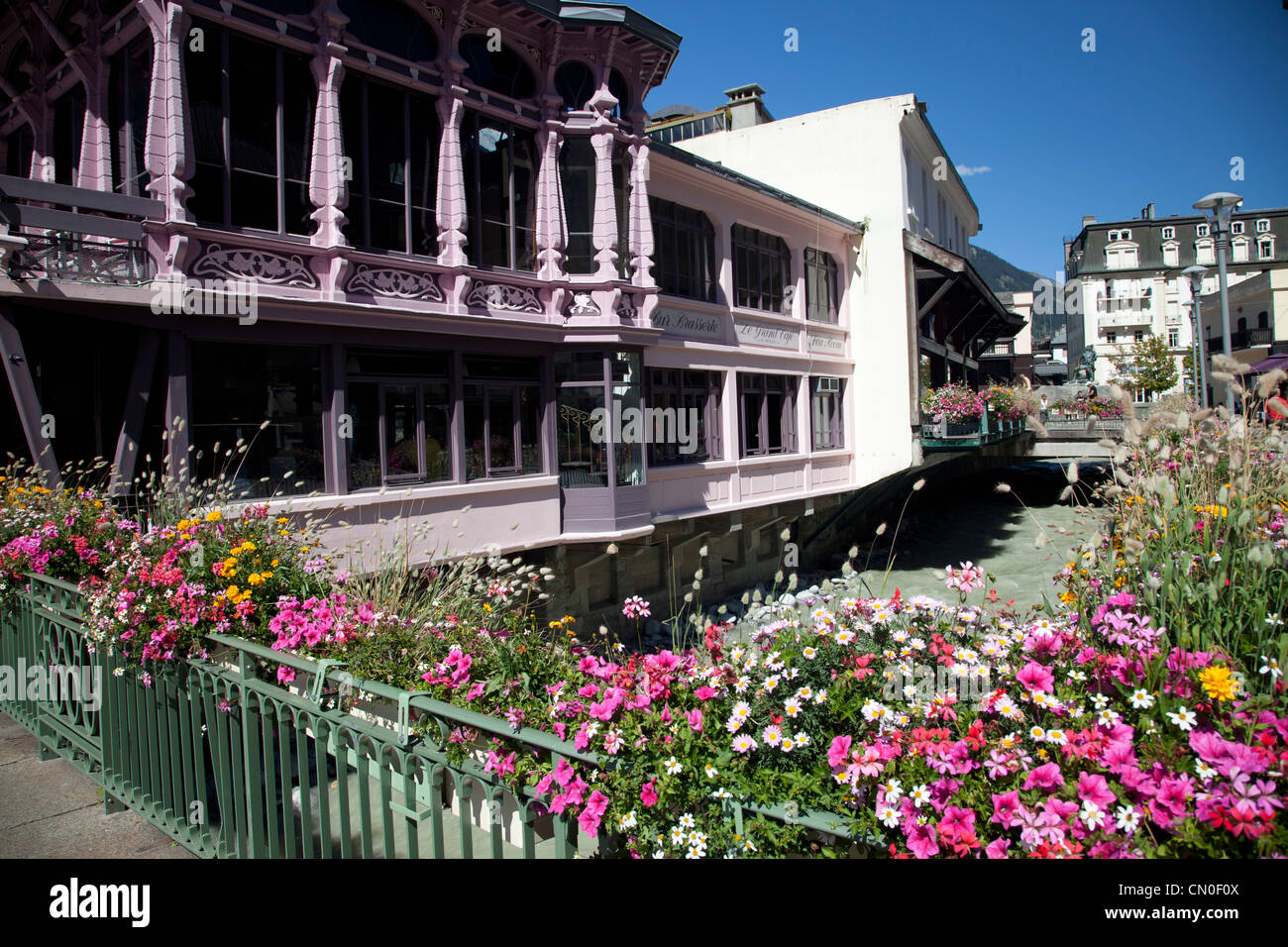 Voir des bâtiments avec des fleurs d'été et d'Arve à Chamonix. Banque D'Images