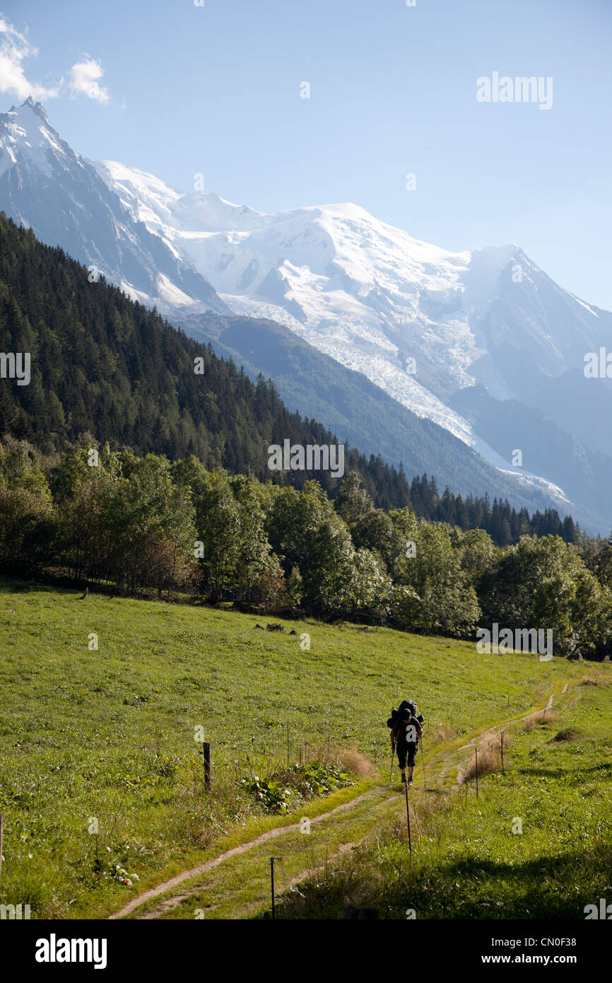 Walker à Green Valley près de Chamonix. Banque D'Images