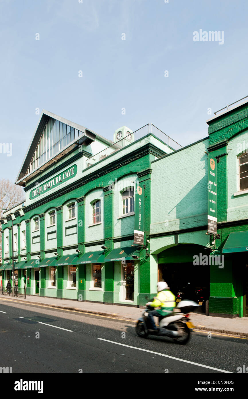 Le Futniture 'cave' meubles anciens boutique en Lots Road, SW10, Chelsea, Londres, Royaume-Uni Banque D'Images