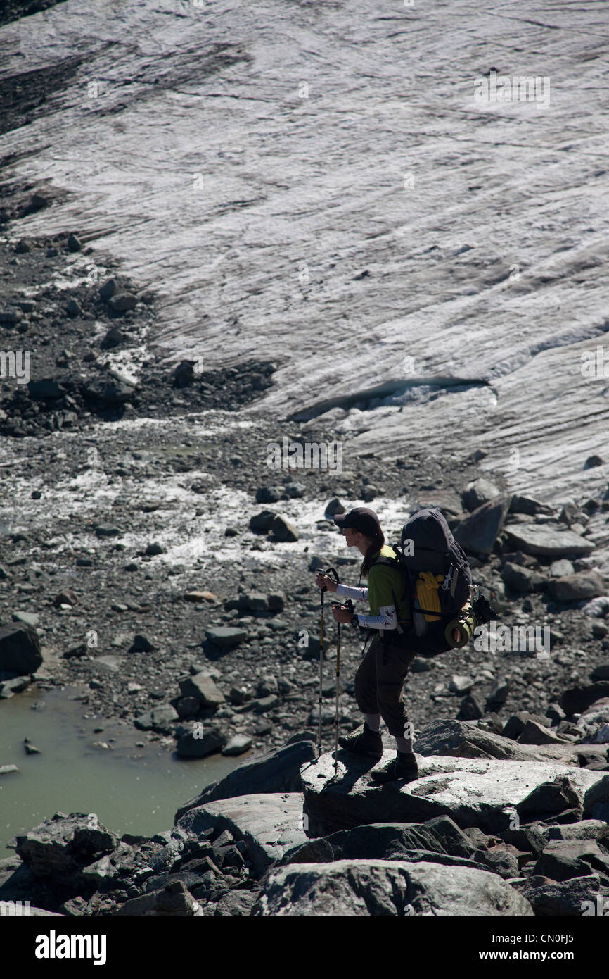 Walker sur la Haute Route en bordure du glacier de Prafleuri. Banque D'Images