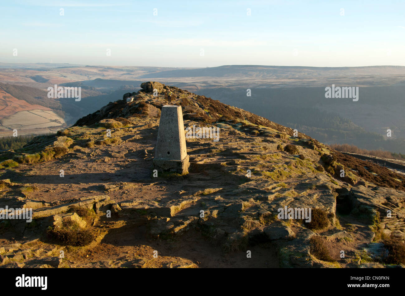 Trig point sur le sommet de la colline, près de l'espoir de gagner, Peak District, Derbyshire, Angleterre, Royaume-Uni. Vallée de l'espoir derrière. Banque D'Images