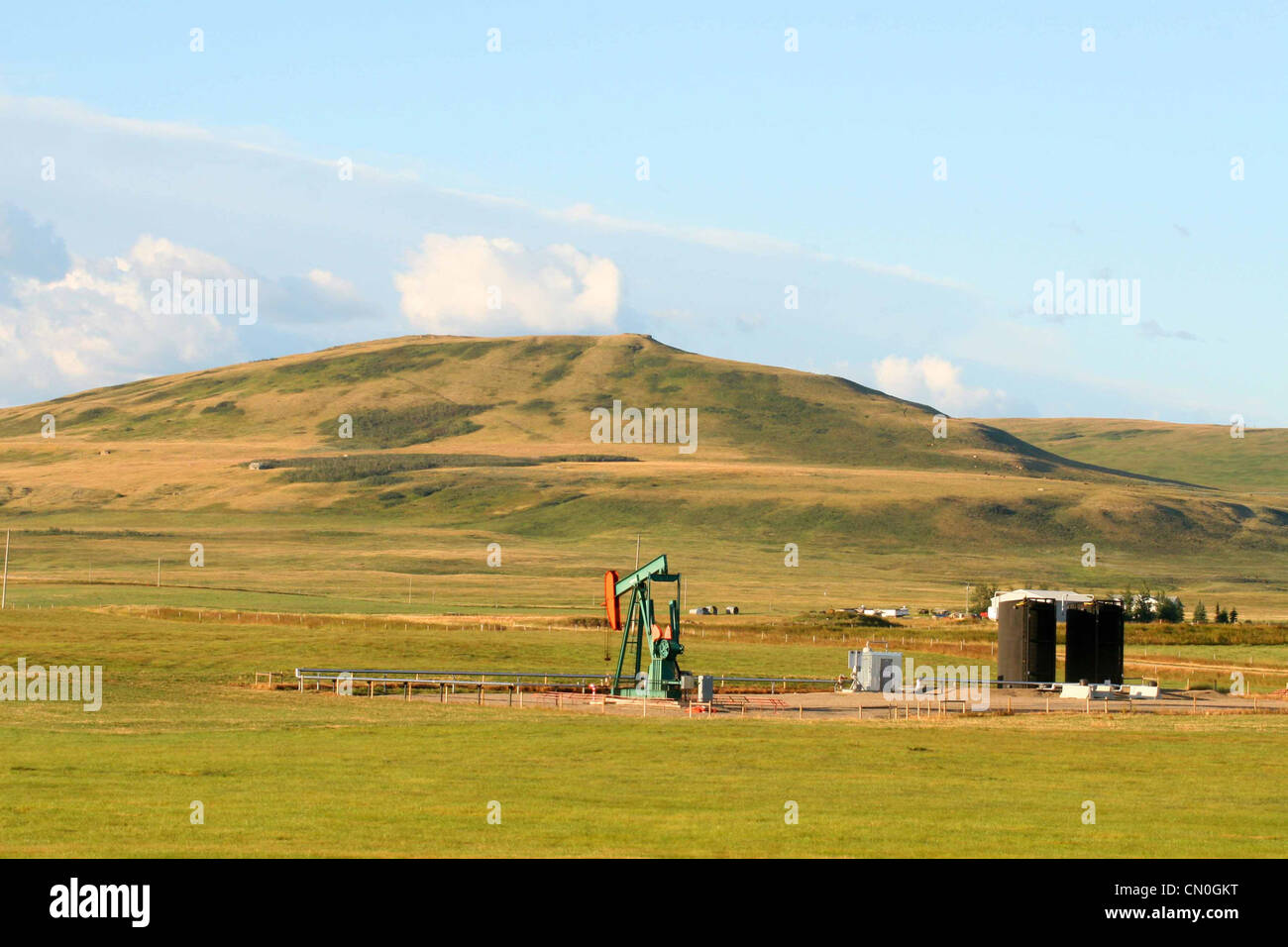 Pompe de puits de pétrole dans les contreforts des montagnes rocheuses Banque D'Images