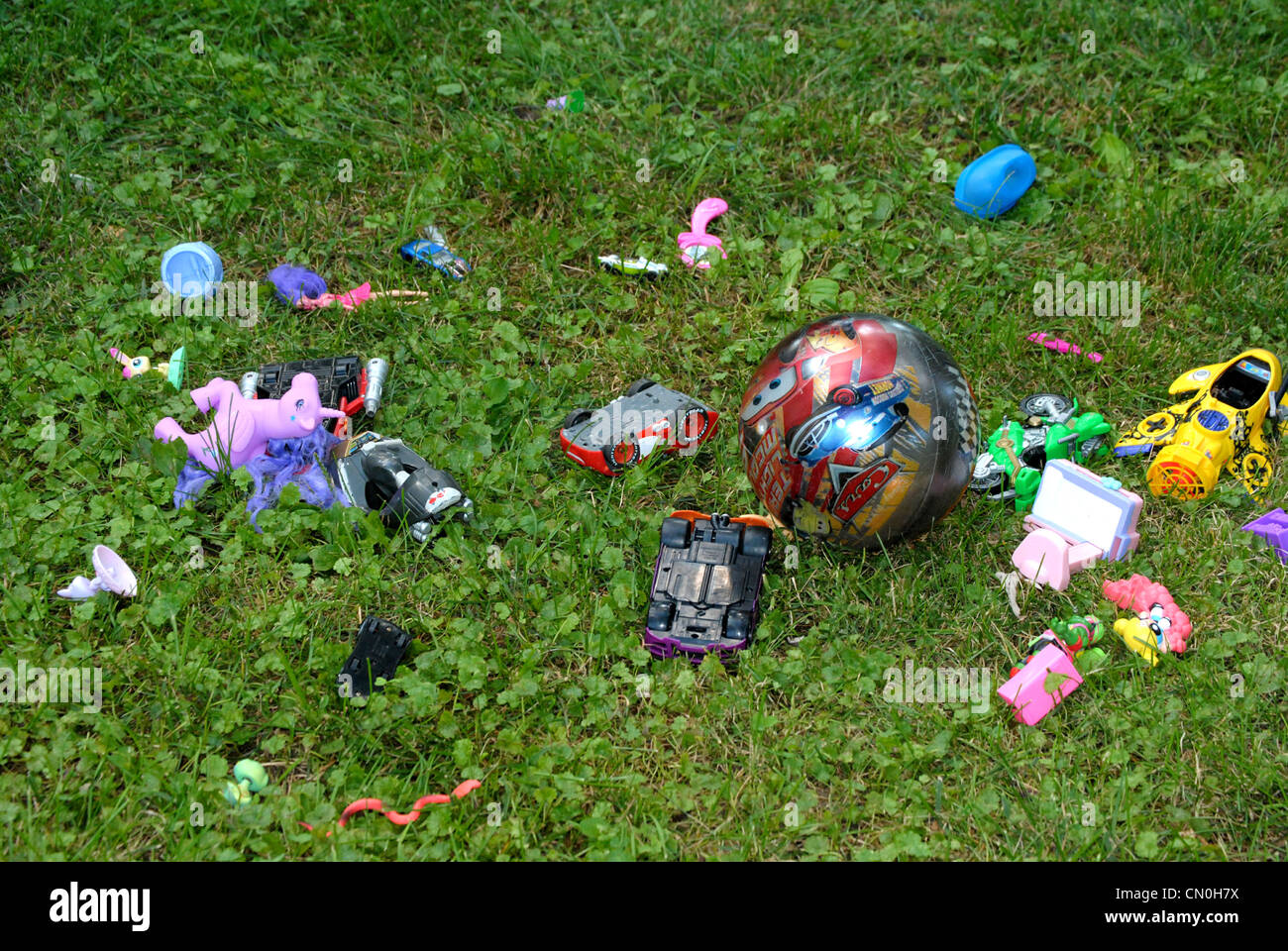 Les enfants,Jouets,bibelots et Figurines,allongé dans l'herbe. Banque D'Images