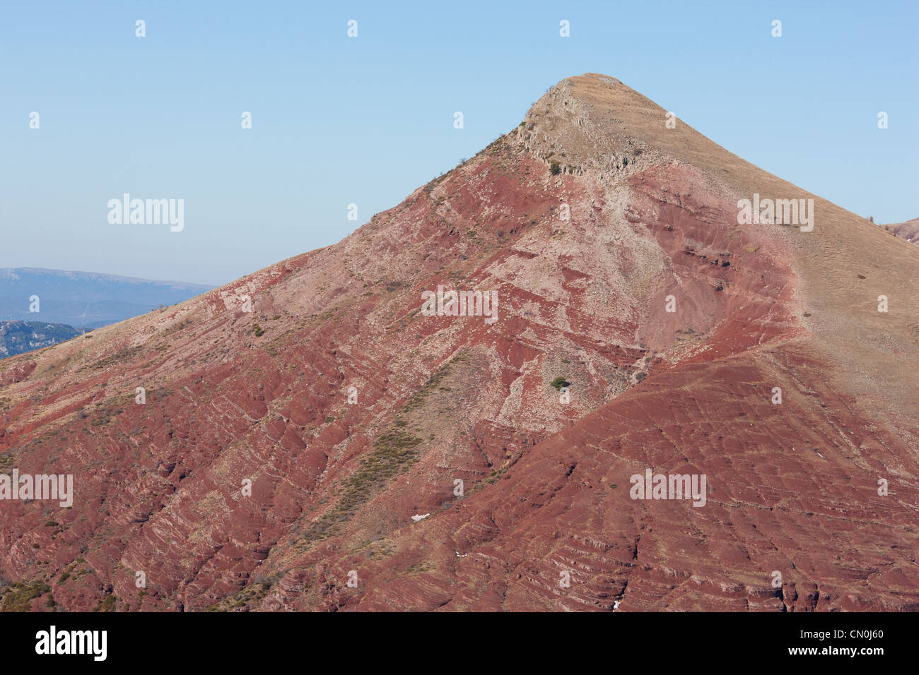 VUE AÉRIENNE.Tête de Rigaud, sommet de 1907 mètres de haut au-dessus de la gorge de Cians.Son rouge distinctif est dû à son rocher pélite.Alpes-Maritimes, France. Banque D'Images