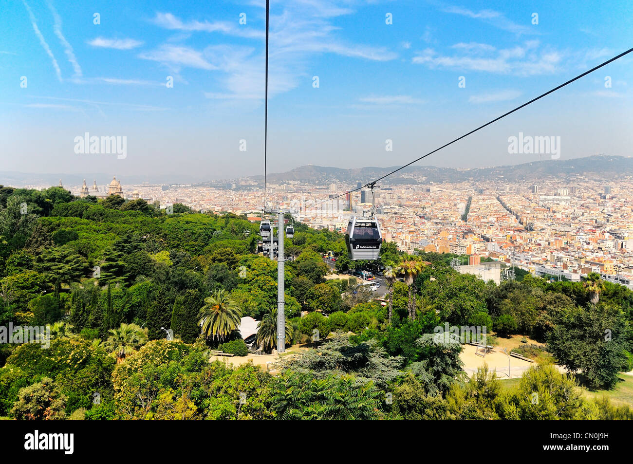 Téléphérique de Montjuïc au-dessus de jardins de Joan Brossa, Barcelone, Espagne Banque D'Images