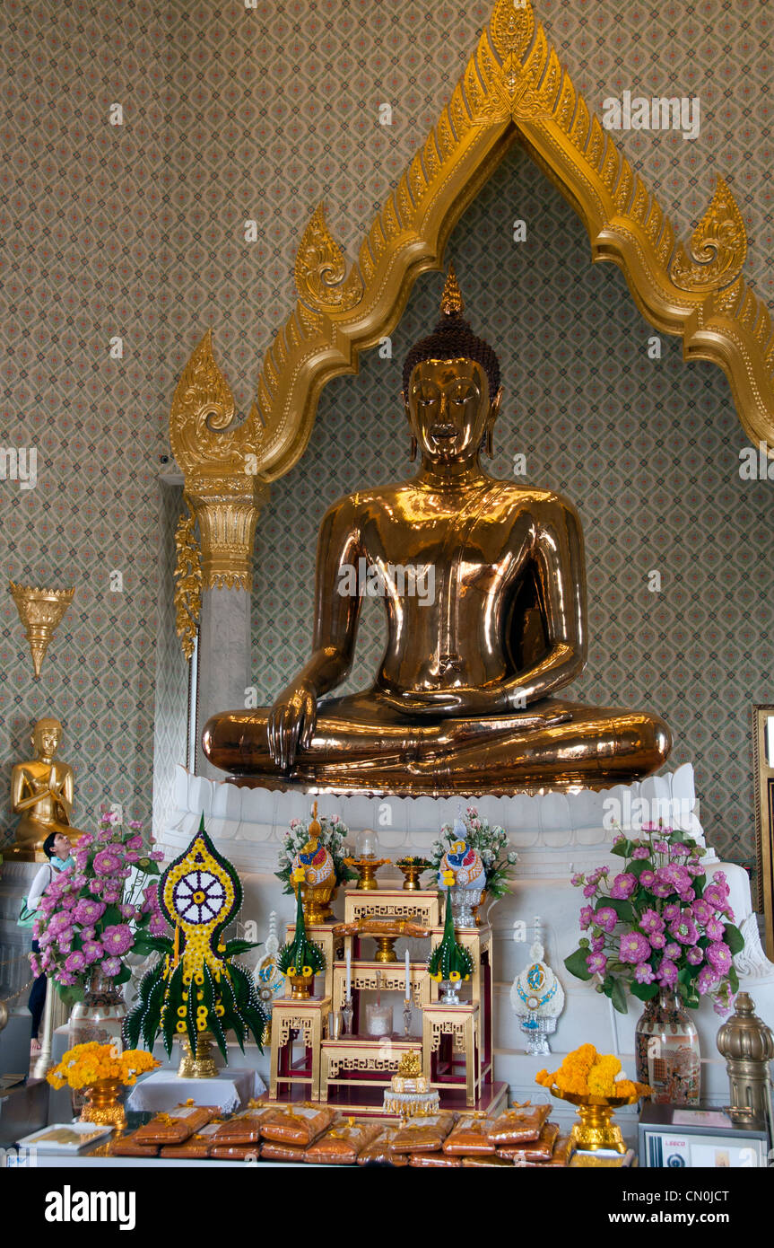 Avec des offres en or budda temple à Bangkok en Thaïlande Banque D'Images