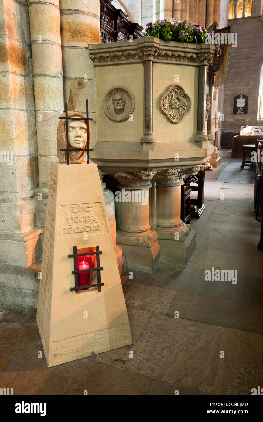 UK, Cumbria, Prieuré de Cartmel intérieur, le jeune martyr, sculpture par Josefina de Vasconcellos ci-dessous pulpit Banque D'Images