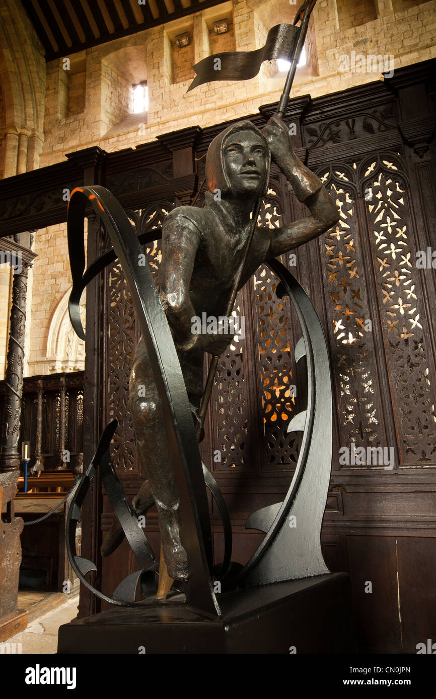 UK, Cumbria, Prieuré de Cartmel intérieur, Saint Michel, sculpture en bronze de Josefina de Vasconcellos Banque D'Images
