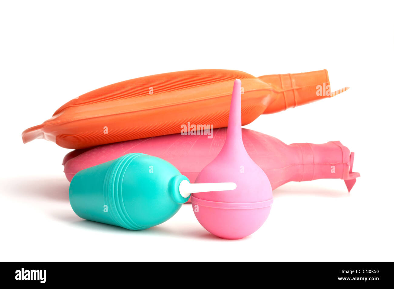 Bouteille à eau chaude médicale et les procédures pour l'ampoule du côlon sur fond blanc Banque D'Images