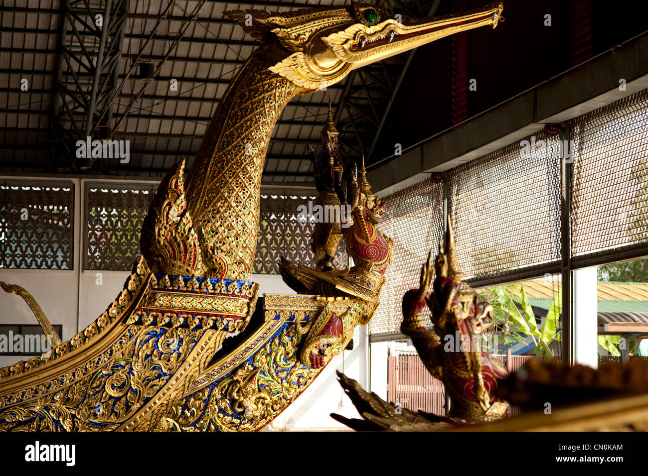Dans le musée national de Royal Barges, un cygne-comme figure de proue de la barge personnelle du Roi de Thonburi (- Bangkok - Thaïlande)). Banque D'Images