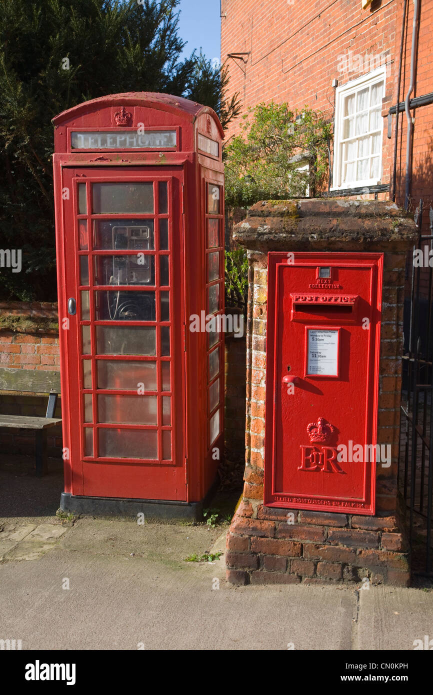 Boîte de téléphone rouge et Royal Mail post box, Woodbridge, Suffolk, Angleterre Banque D'Images