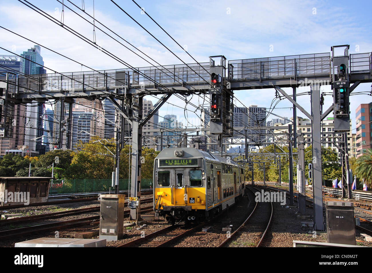 Train approchant la plate-forme à la gare centrale, à Haymarket, Sydney, New South Wales, Australia Banque D'Images