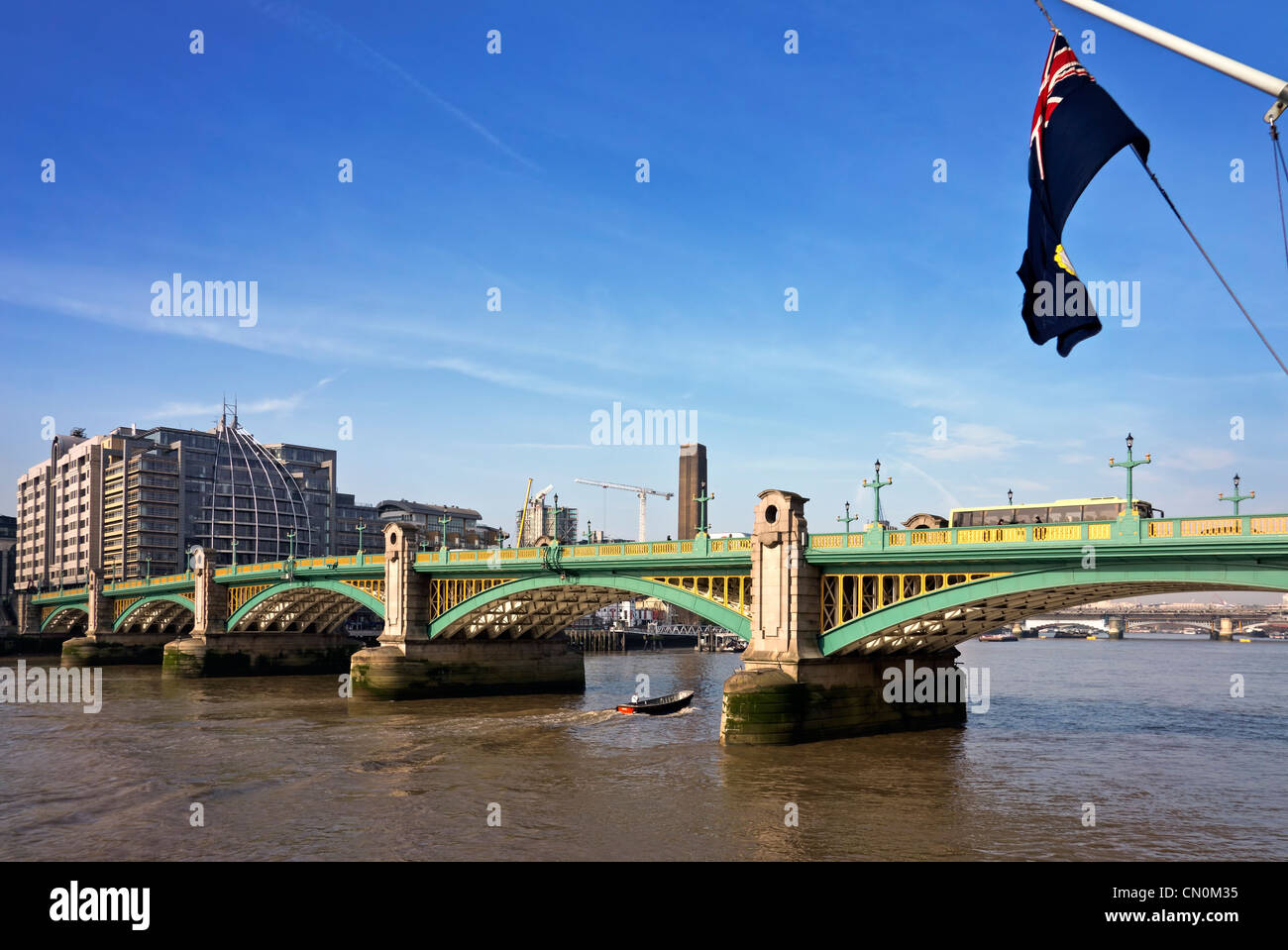 Southwark Bridge est un pont en arc pour le trafic reliant Southwark et la ville sur la Tamise, ouvert en 1921. Banque D'Images Southwark Bridge est un pont en arc pour le trafic reliant Southwark et la ville sur la Tamise, ouvert en 1921. Banque D'Images
