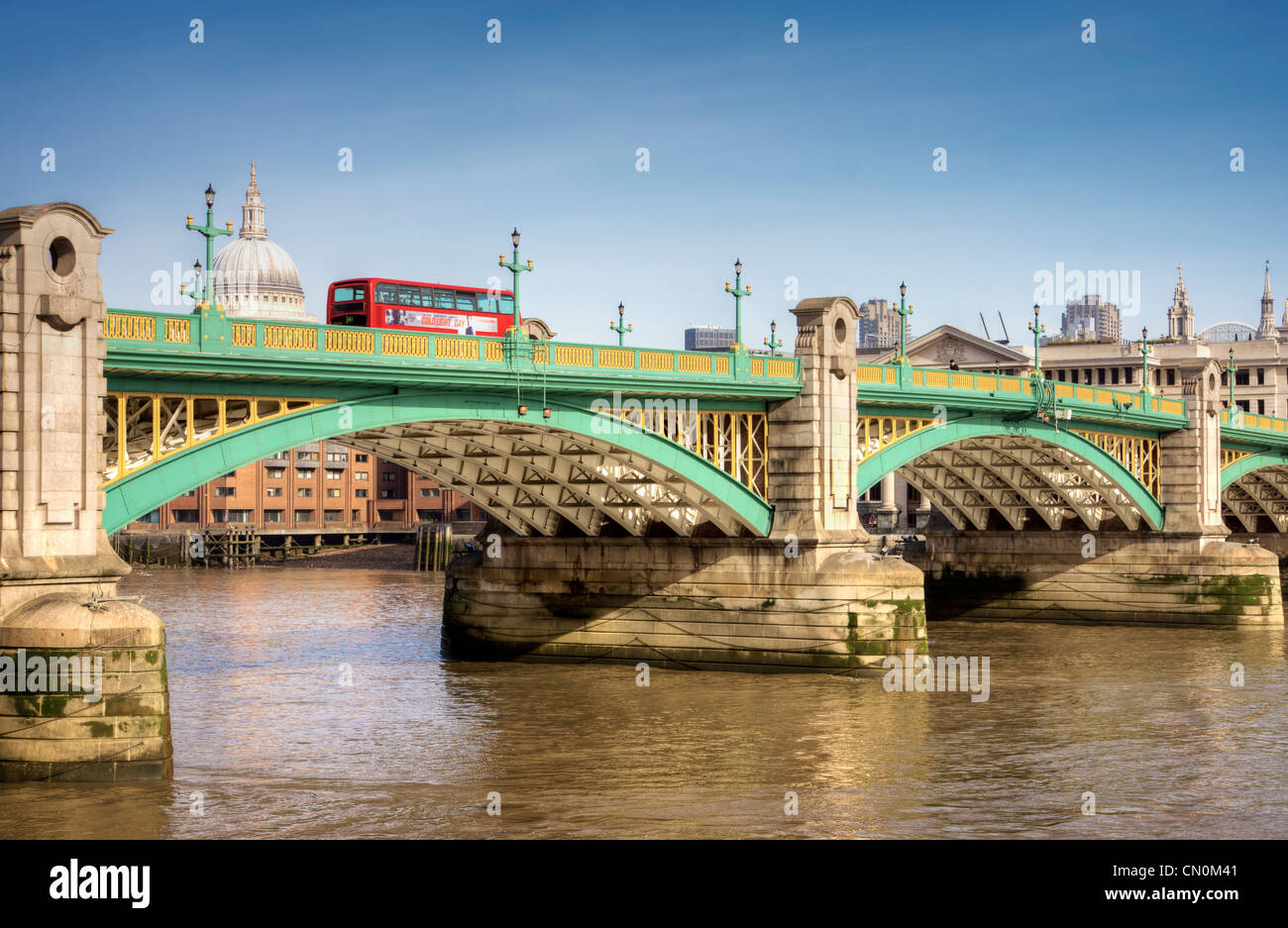 Southwark Bridge est un pont en arc pour le trafic reliant Southwark et la ville sur la Tamise, ouvert en 1921. Banque D'Images Southwark Bridge est un pont en arc pour le trafic reliant Southwark et la ville sur la Tamise, ouvert en 1921. Banque D'Images