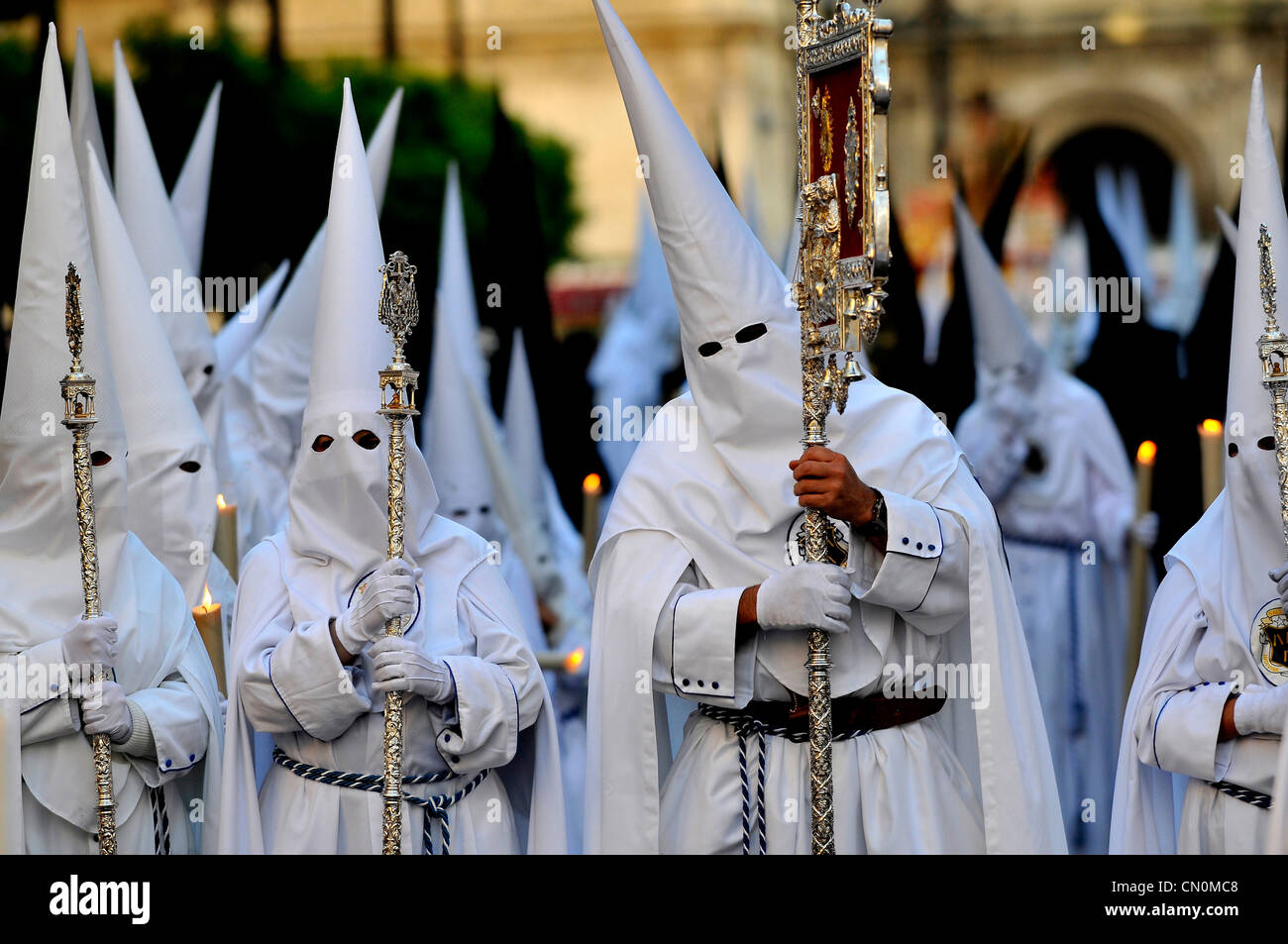 Espagne Séville la semaine sainte semaine sainte Pâques Nazarenos du Resurreccion en blanc et Cristo de Burgos en noir Banque D'Images