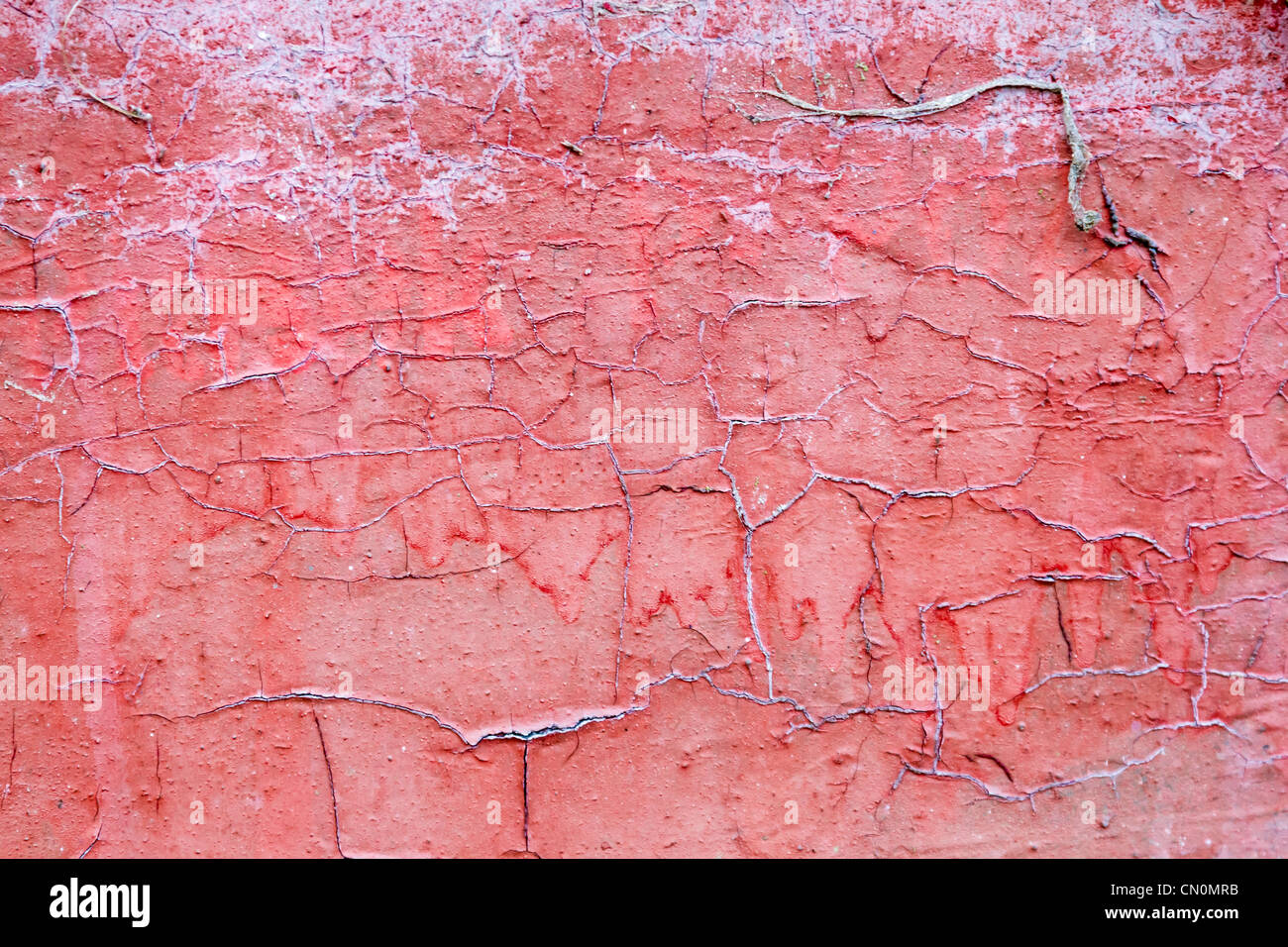 Vieux mur fissuré peinte en rouge Banque D'Images