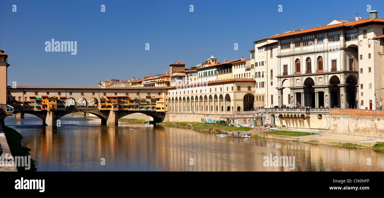 L'Europe, Italie, Florence, l'Arno, le Ponte Vecchio et de la galerie Banque D'Images