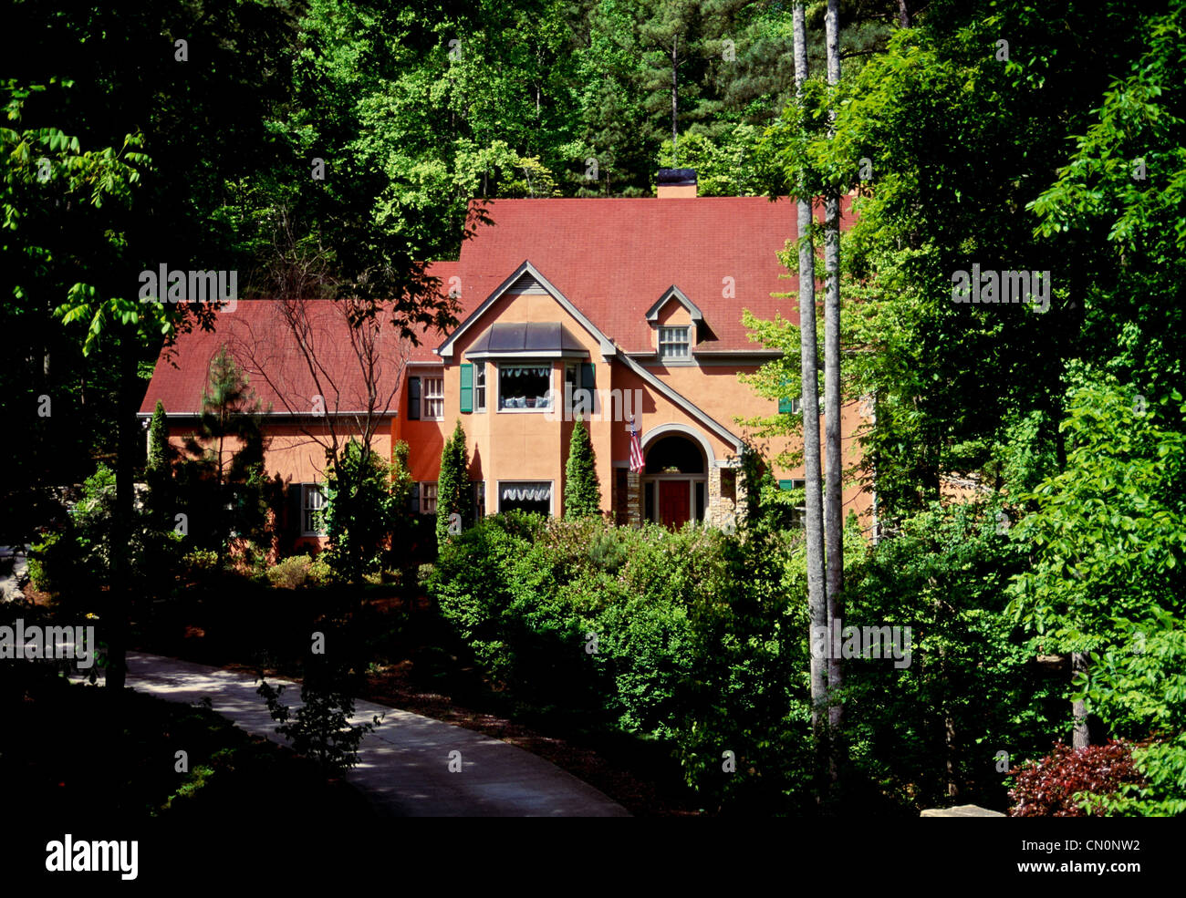 Un manoir en stuc de couleur orange est situé dans les bois, en Géorgie, aux États-Unis Banque D'Images
