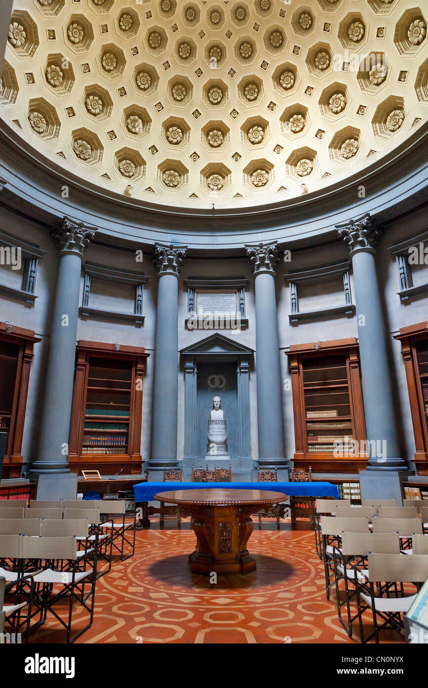 L'Europe, Italie, Florence, salle de lecture à la Bibliothèque Laurentienne (Biblioteca Medicea-Laurenziana). Site du patrimoine mondial de l'Unesco Banque D'Images