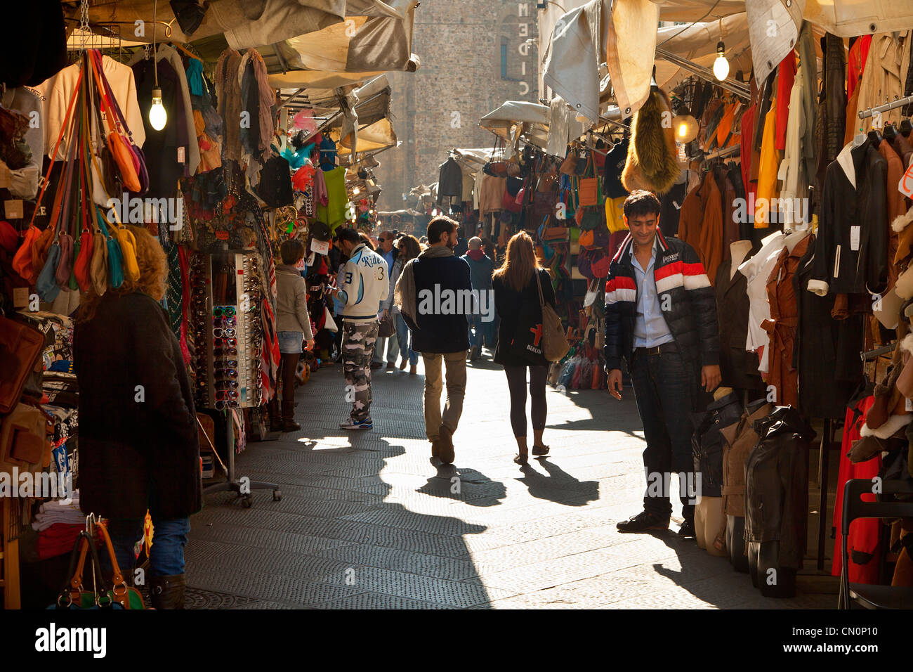 L'Europe, Italie, Florence, les touristes dans le marché San Lorenzo Banque D'Images