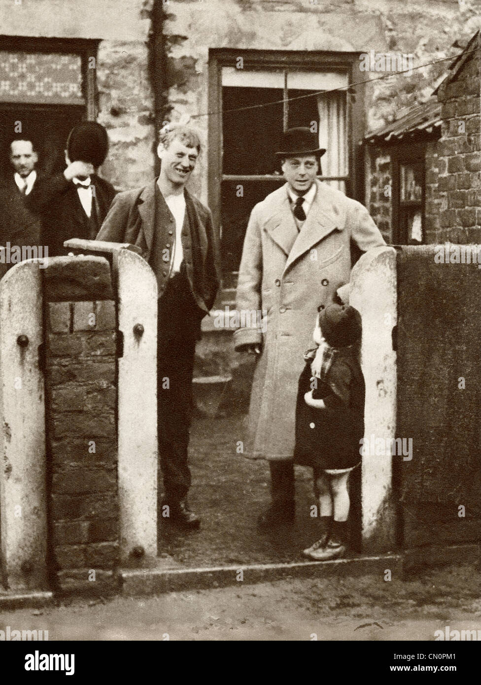 Le Prince de Galles, futur roi Édouard VIII la visite d'une maison de mineur et de la famille dans la région de Durham en 1929. Banque D'Images