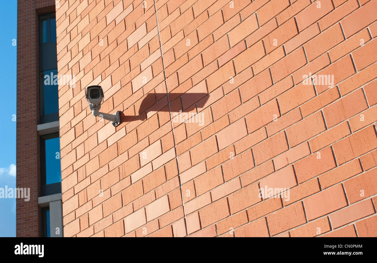 Caméra de sécurité sur un mur de briques. Banque D'Images