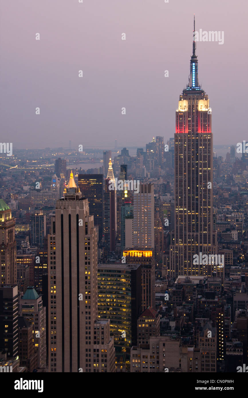 Vue du coucher de soleil de New York, vu du haut de la roche plate-forme d'observation au Rockefeller Center. Banque D'Images