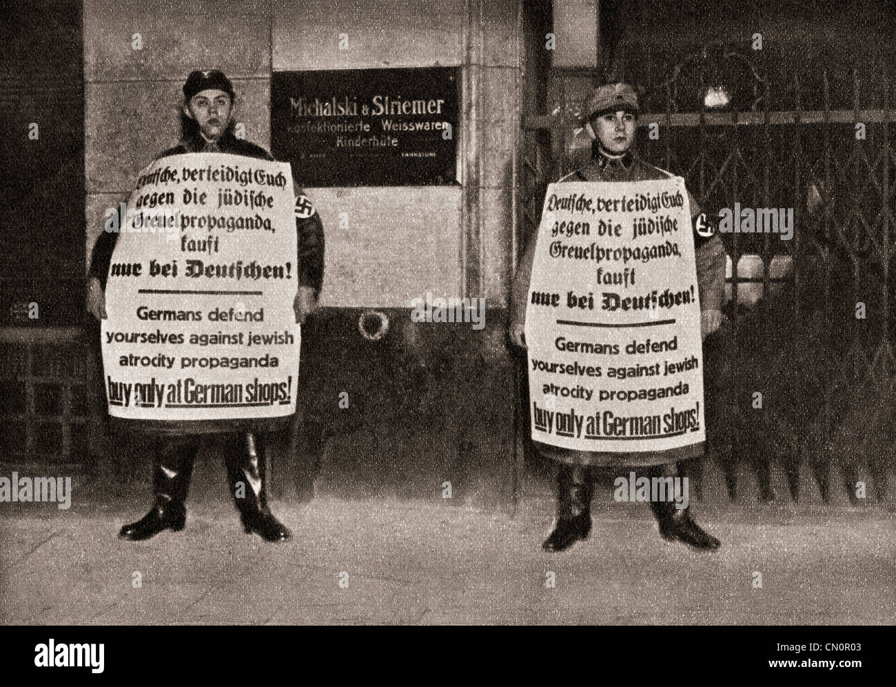Deux soldats tenant propagande anti-juive à Berlin, Allemagne en 1933. Banque D'Images