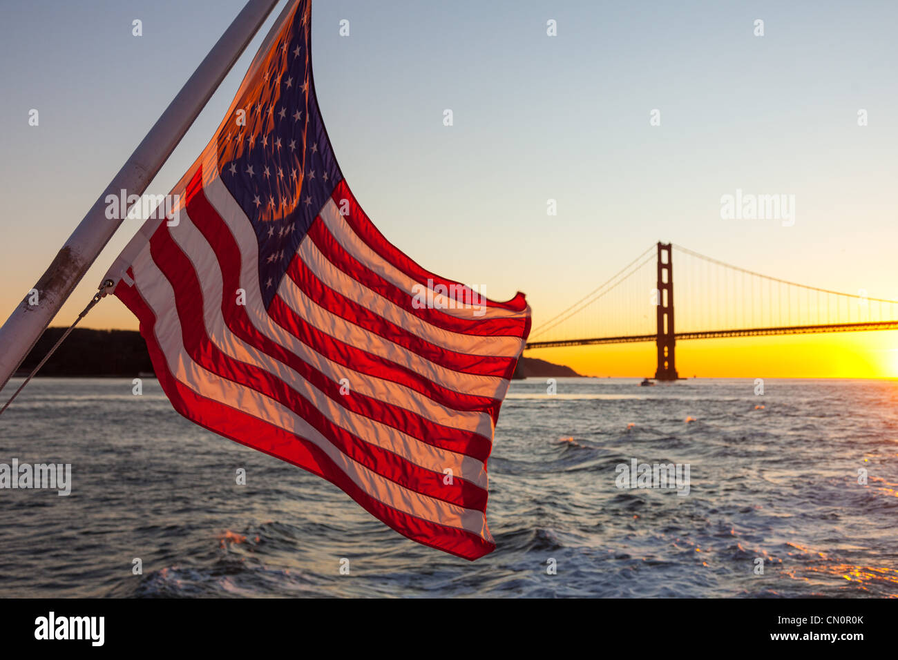Drapeau américain et Golden Gate Bridge at Sunset San Francisco California USA Banque D'Images