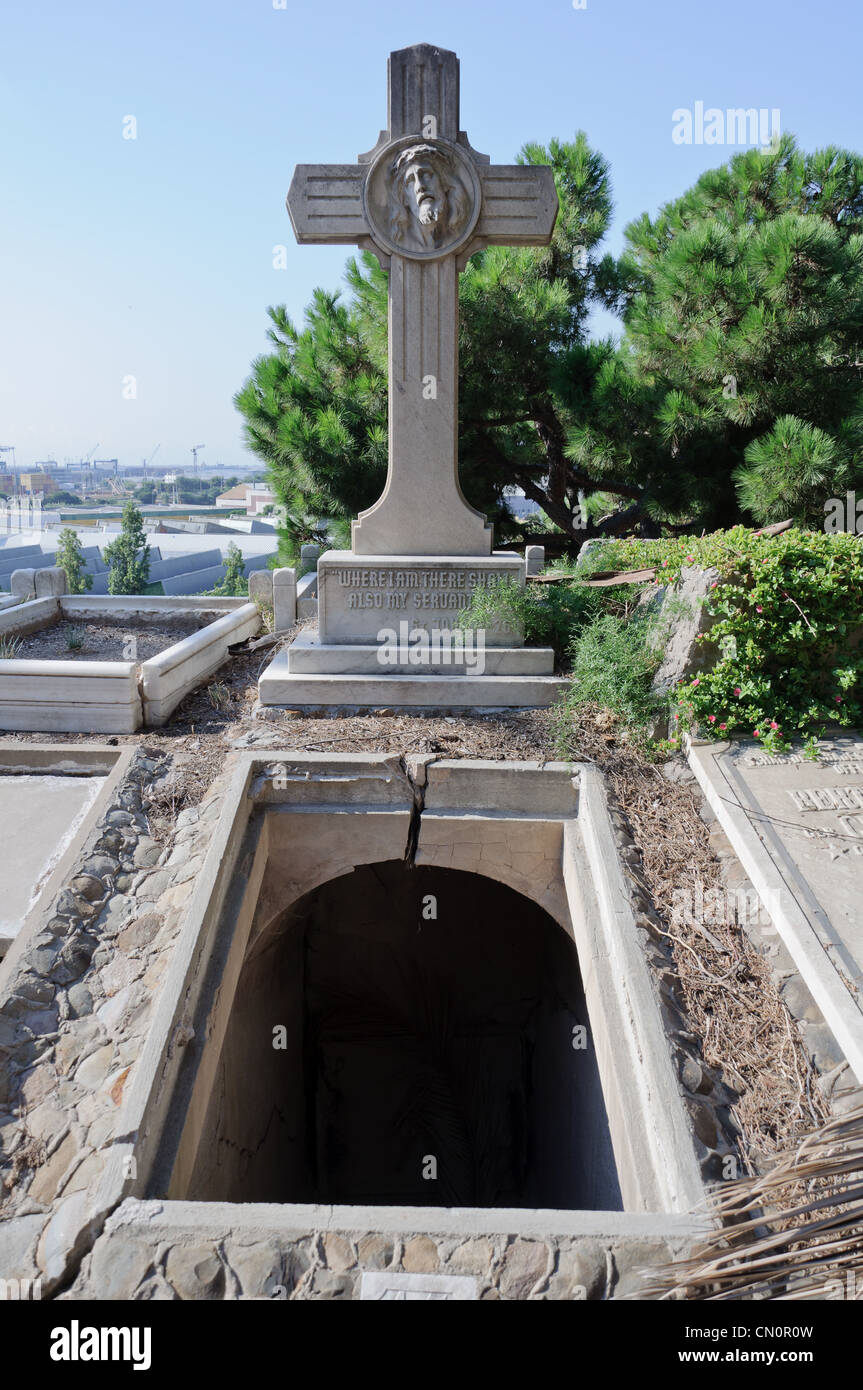 Tombeau décoré de statues et sculptures dans le cimetière monumental de ...