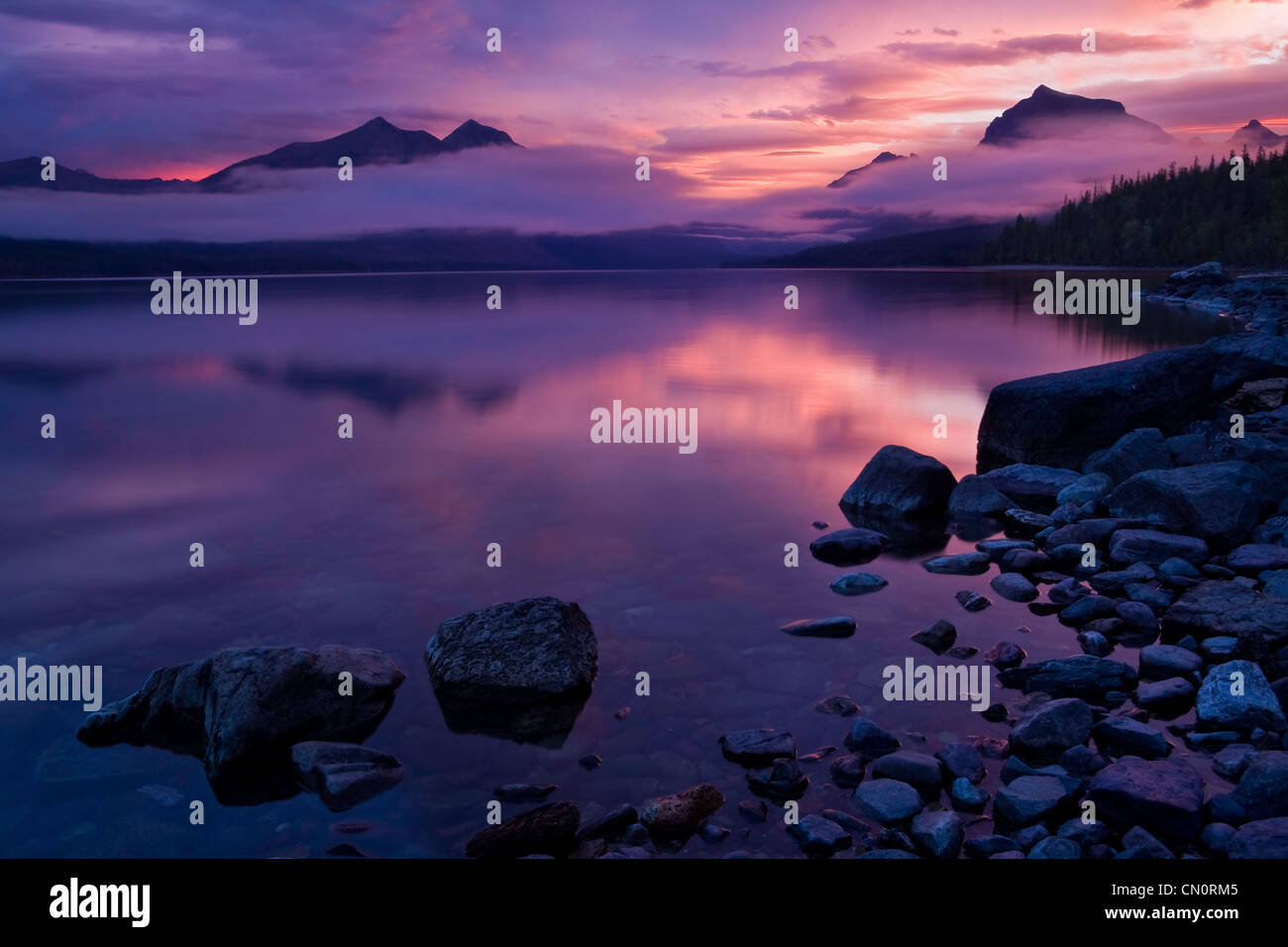 Lake McDonald dans le Parc National de Glacier au lever du soleil. Le Montana, USA, automne. Banque D'Images