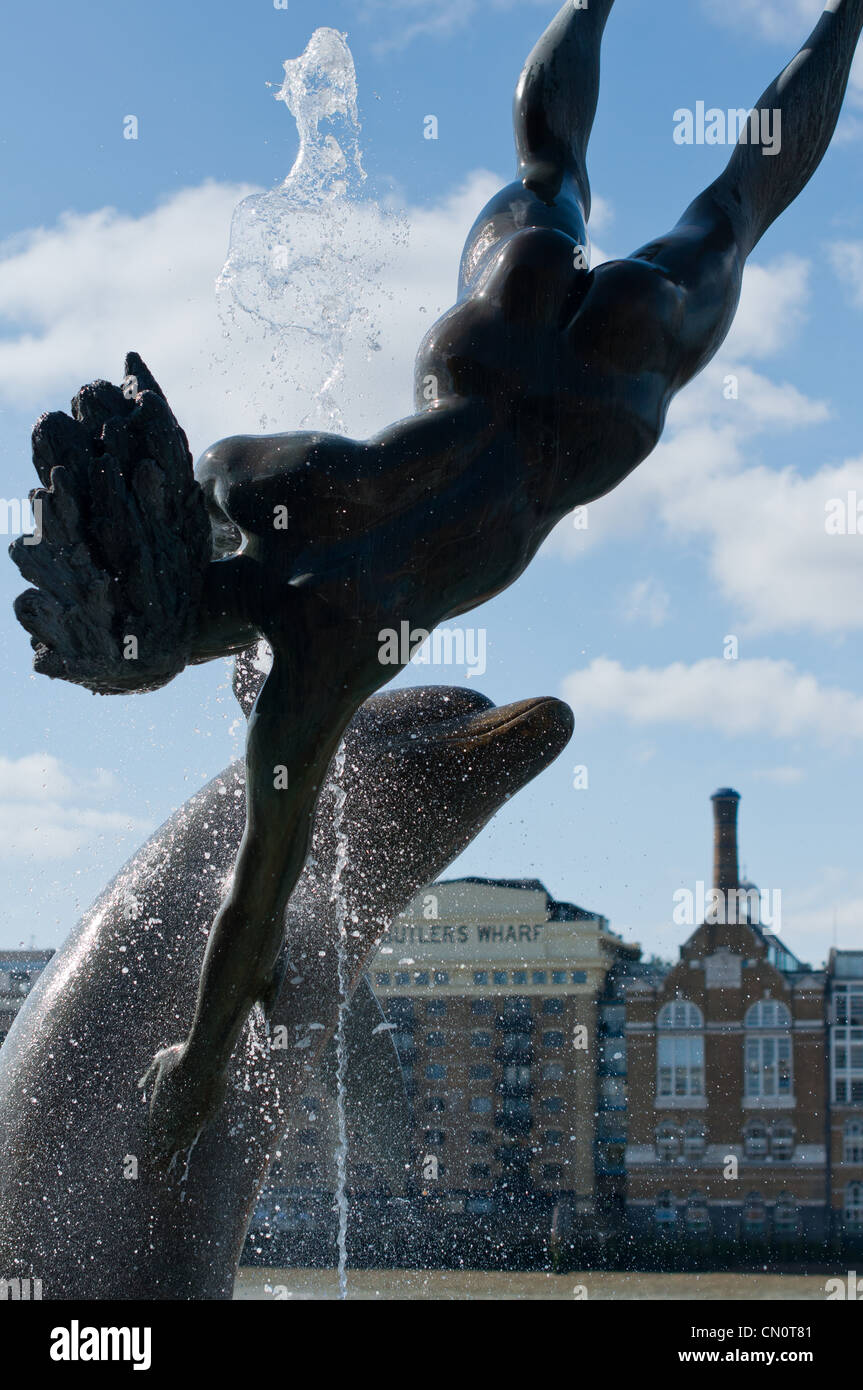 Avec Dolphin girl & Sculpture Fontaine sur les rives de la Tamise, avec Butlers Wharf à l'arrière. Londres. Banque D'Images