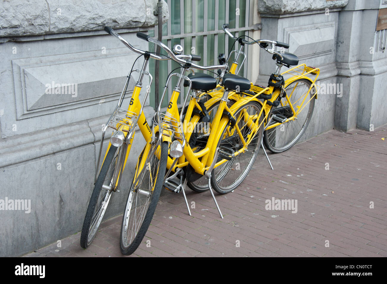 Trois vélos jaunes à Amsterdam, aux Pays-Bas. Banque D'Images