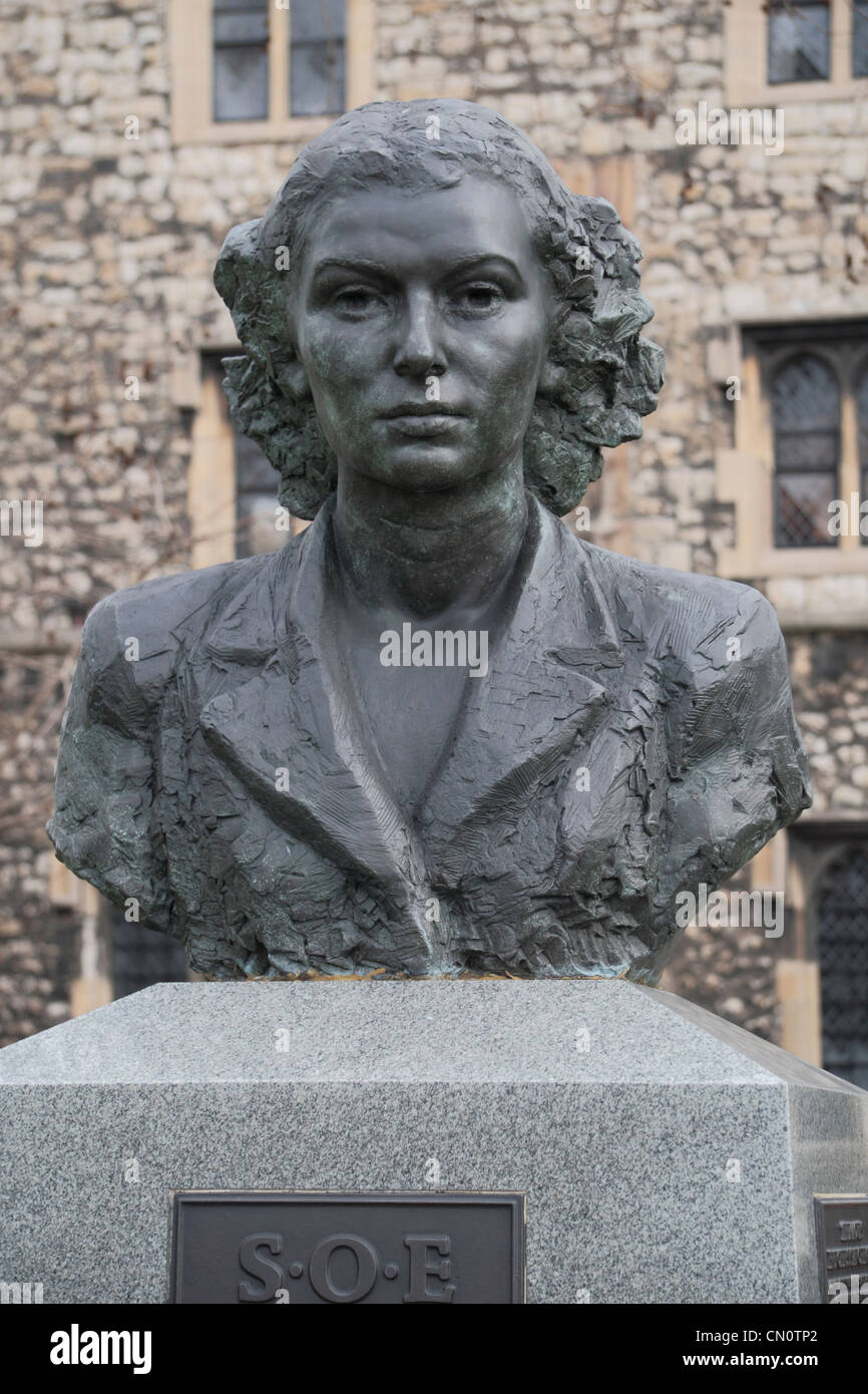 Sculpture de Violette Szabo sur le Maquis résistants français de la Seconde Guerre mondiale mémorial, Lambeth Palace, London, UK. Banque D'Images