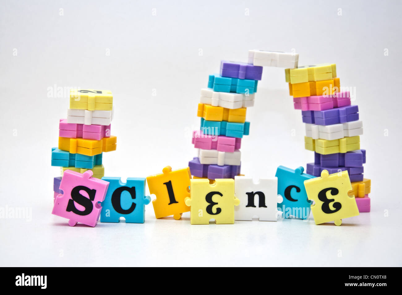 Science mots écrits avec les pièces d'un jeu de puzzle de mot de l'enfant. Banque D'Images