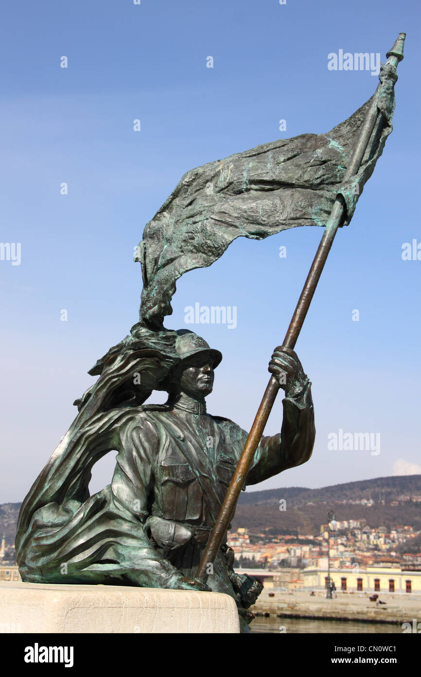Statue en bronze d'un soldat avec le drapeau Banque D'Images