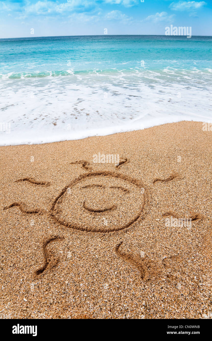 Dimensions smiling symbole de soleil sur la plage Banque D'Images