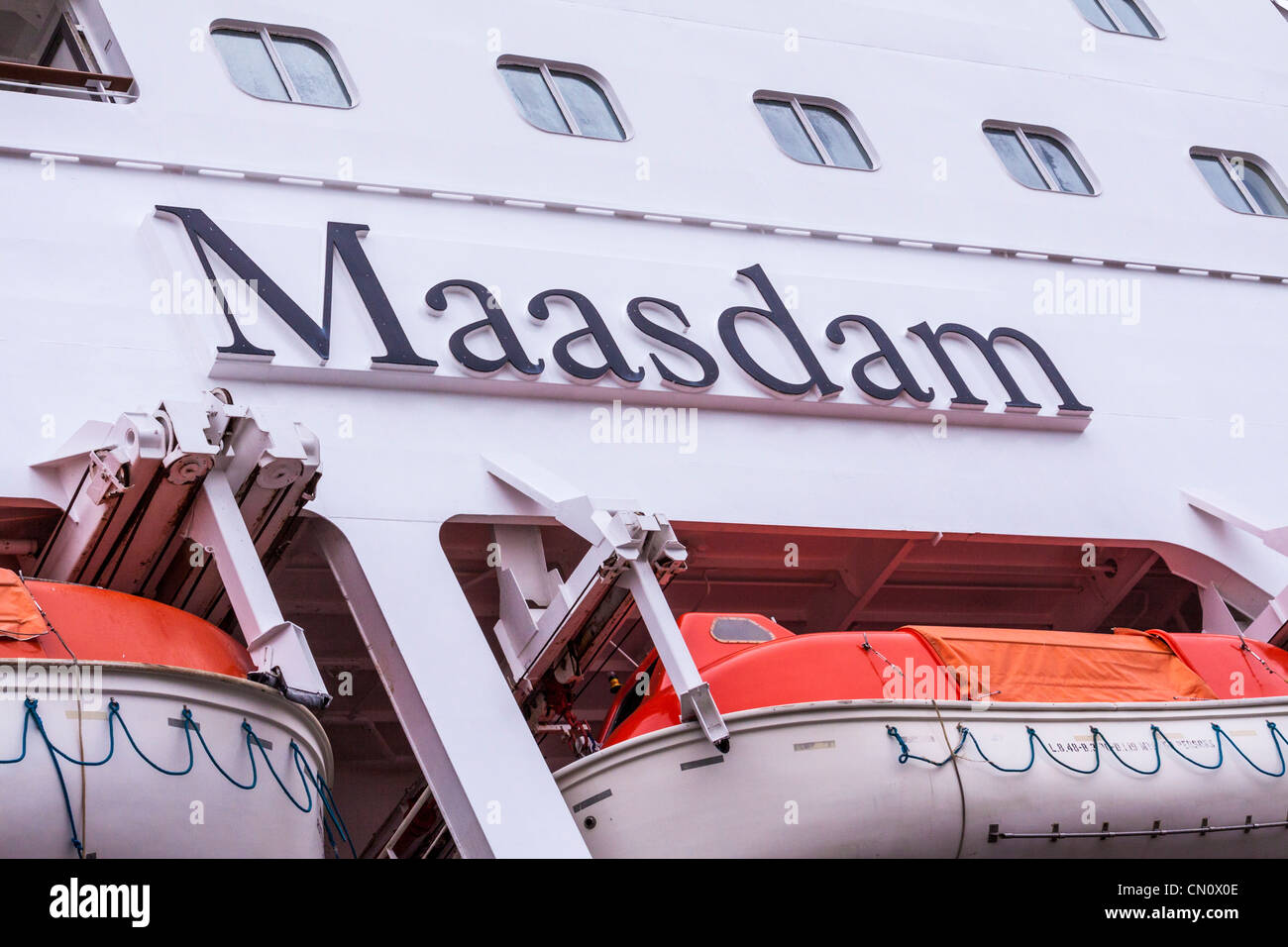 Bateau de croisière 'Maasdam' de la Holland America Line, au quai des navires de croisière à Charlottetown, Prince Edward Island, Canada. Banque D'Images