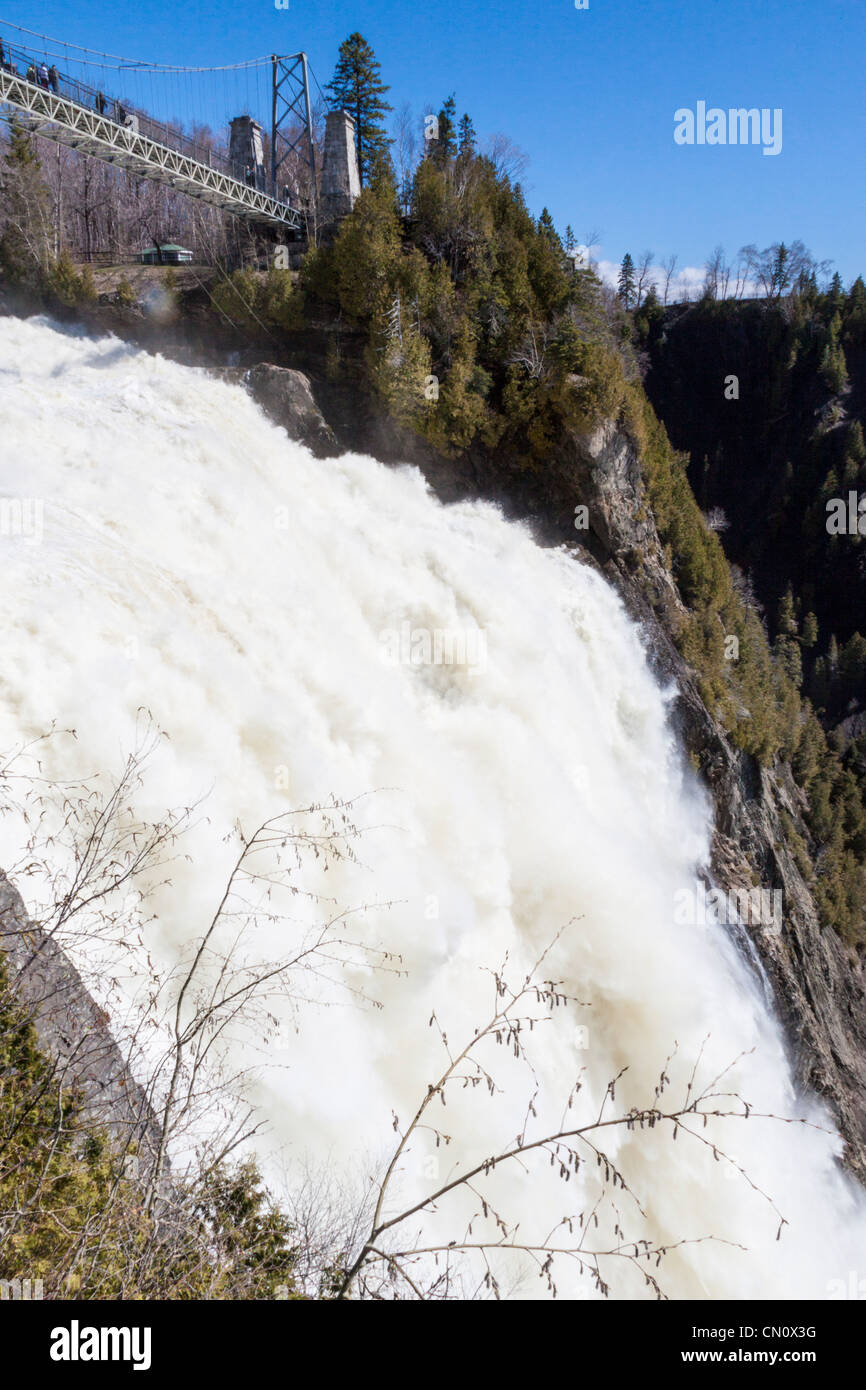 Montmorency Falls se jette dans le fleuve Saint-Laurent au-dessus de Québec, Québec, Canada. Banque D'Images