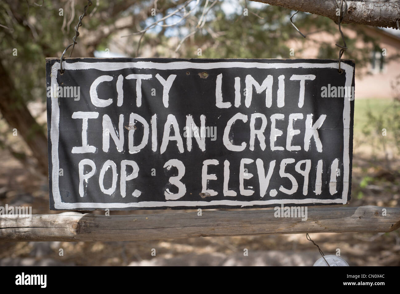 Signe pour les limites de la ville de Indian Creek, réserve indienne apache Mescalero, Nouveau Mexique. Banque D'Images