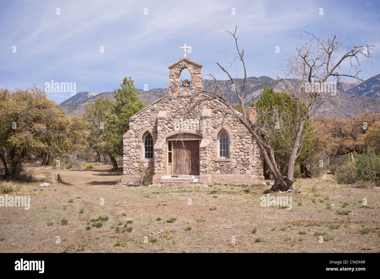 Vieille église en pierre, Église de Indian Creek, est encore en usage sur la réserve indienne apache Mescalero, Indian Creek, Nouveau Mexique. Banque D'Images