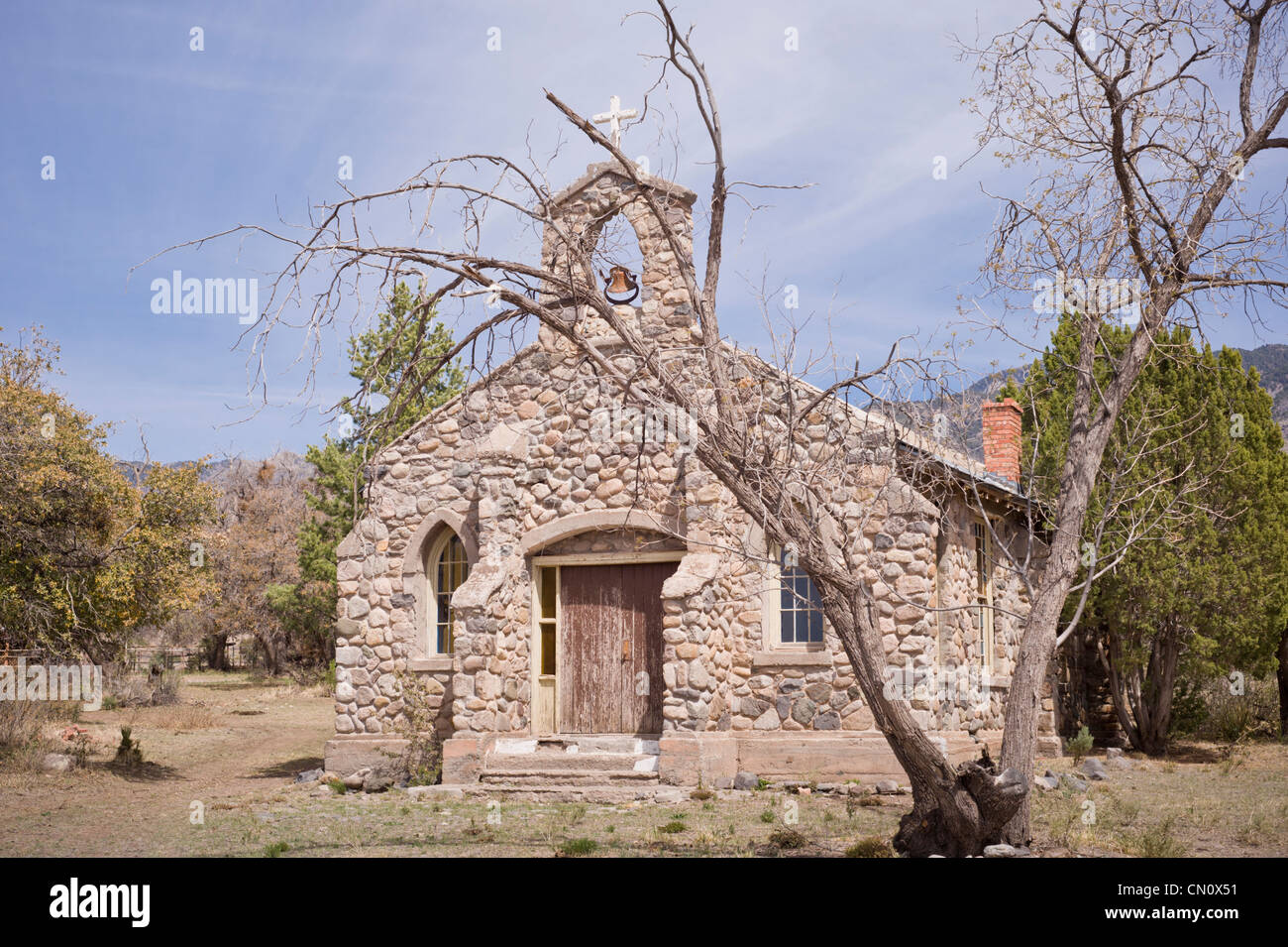 Vieille église en pierre, Église de Indian Creek, est encore en usage sur la réserve indienne apache Mescalero, Indian Creek, Nouveau Mexique. Banque D'Images