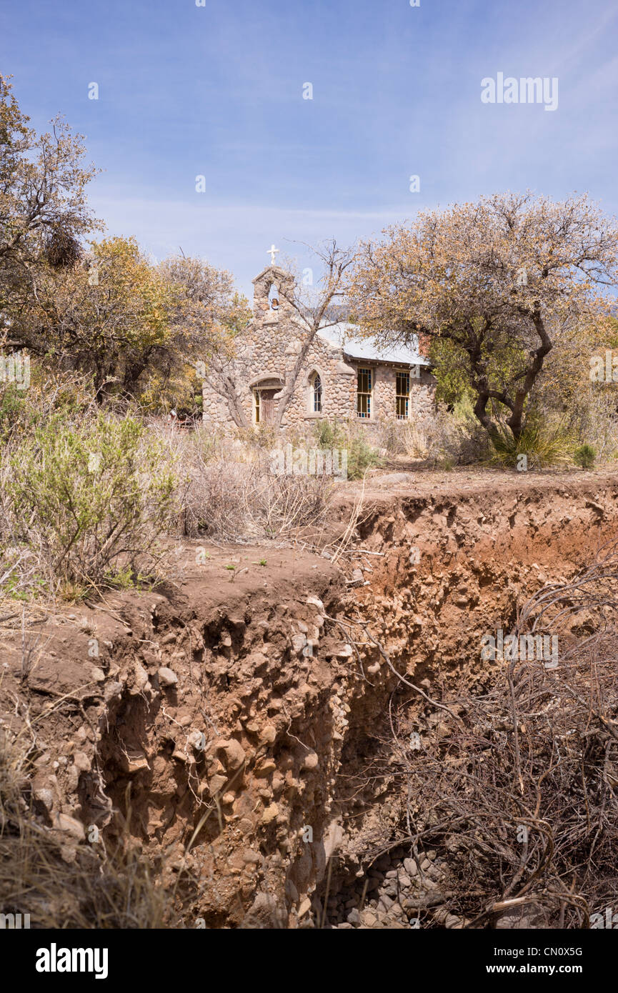 Vieille église en pierre, Église de Indian Creek, est encore en usage sur la réserve indienne apache Mescalero, Indian Creek, Nouveau Mexique. Banque D'Images