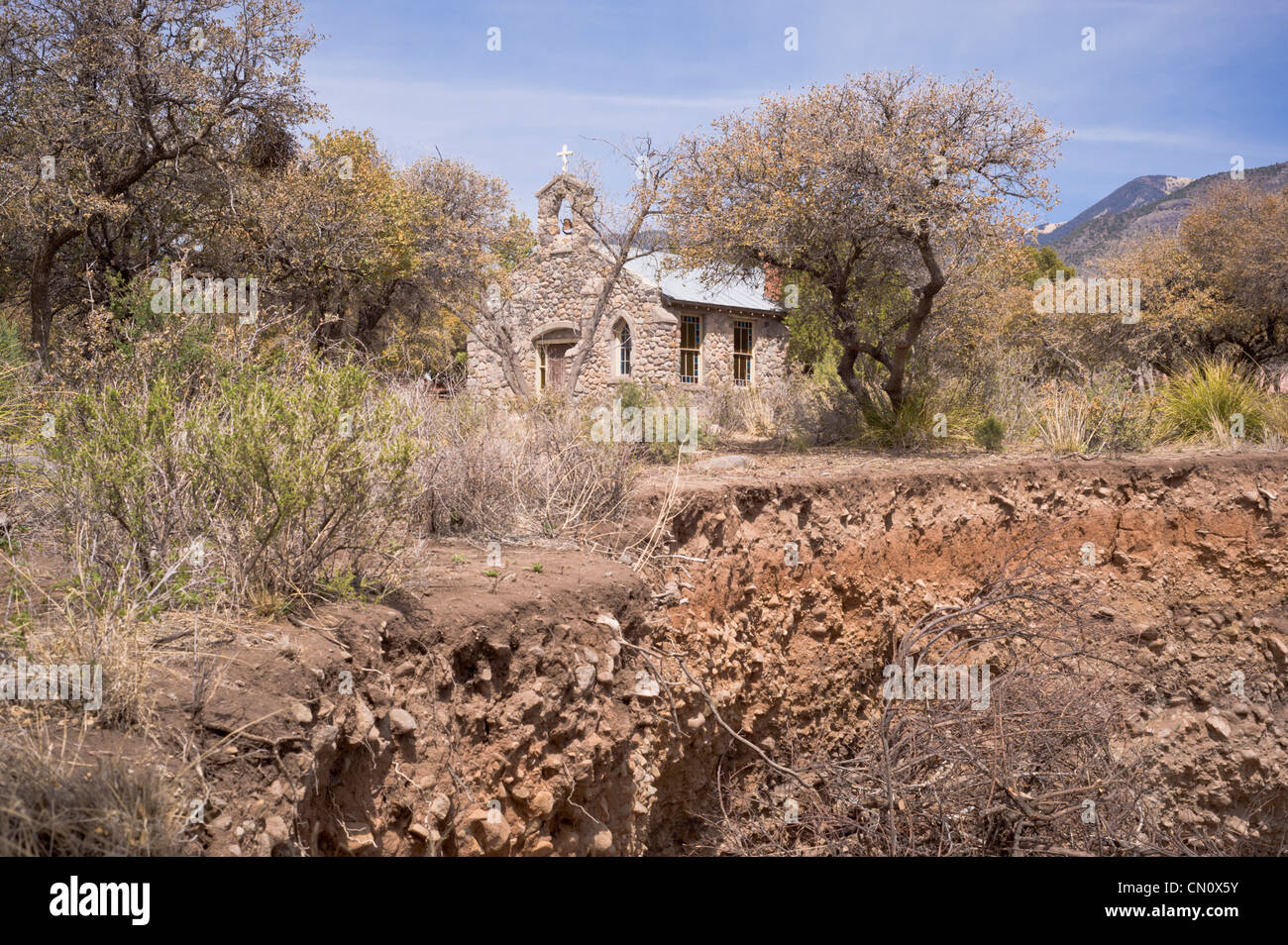 Vieille église en pierre, Église de Indian Creek, est encore en usage sur la réserve indienne apache Mescalero, Indian Creek, Nouveau Mexique. Banque D'Images
