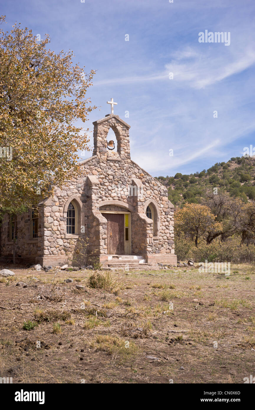 Vieille église en pierre, Église de Indian Creek, est encore en usage sur la réserve indienne apache Mescalero, Indian Creek, Nouveau Mexique. Banque D'Images